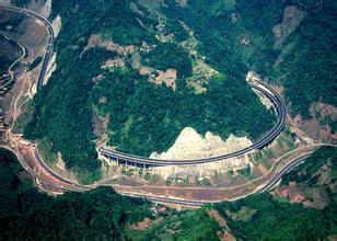 古有乌蒙大山五尺道路，今有柏克助建水麻高速